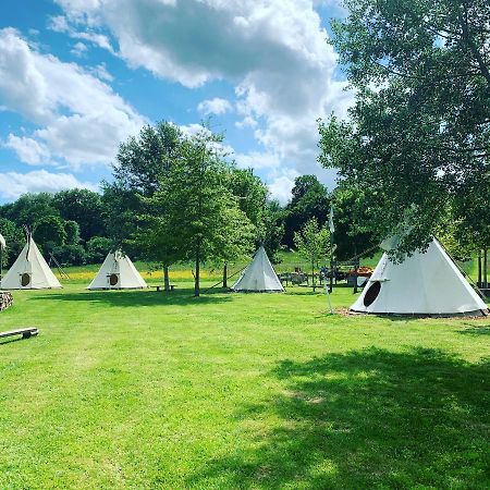 Les Tipis Du Bonheur De Vivre Hotel Brûlon Kültér fotó