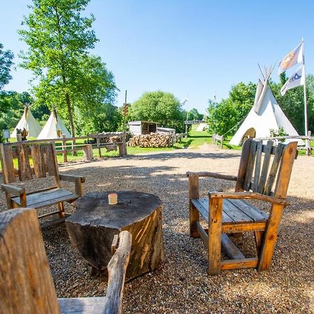 Les Tipis Du Bonheur De Vivre Hotel Brûlon Kültér fotó