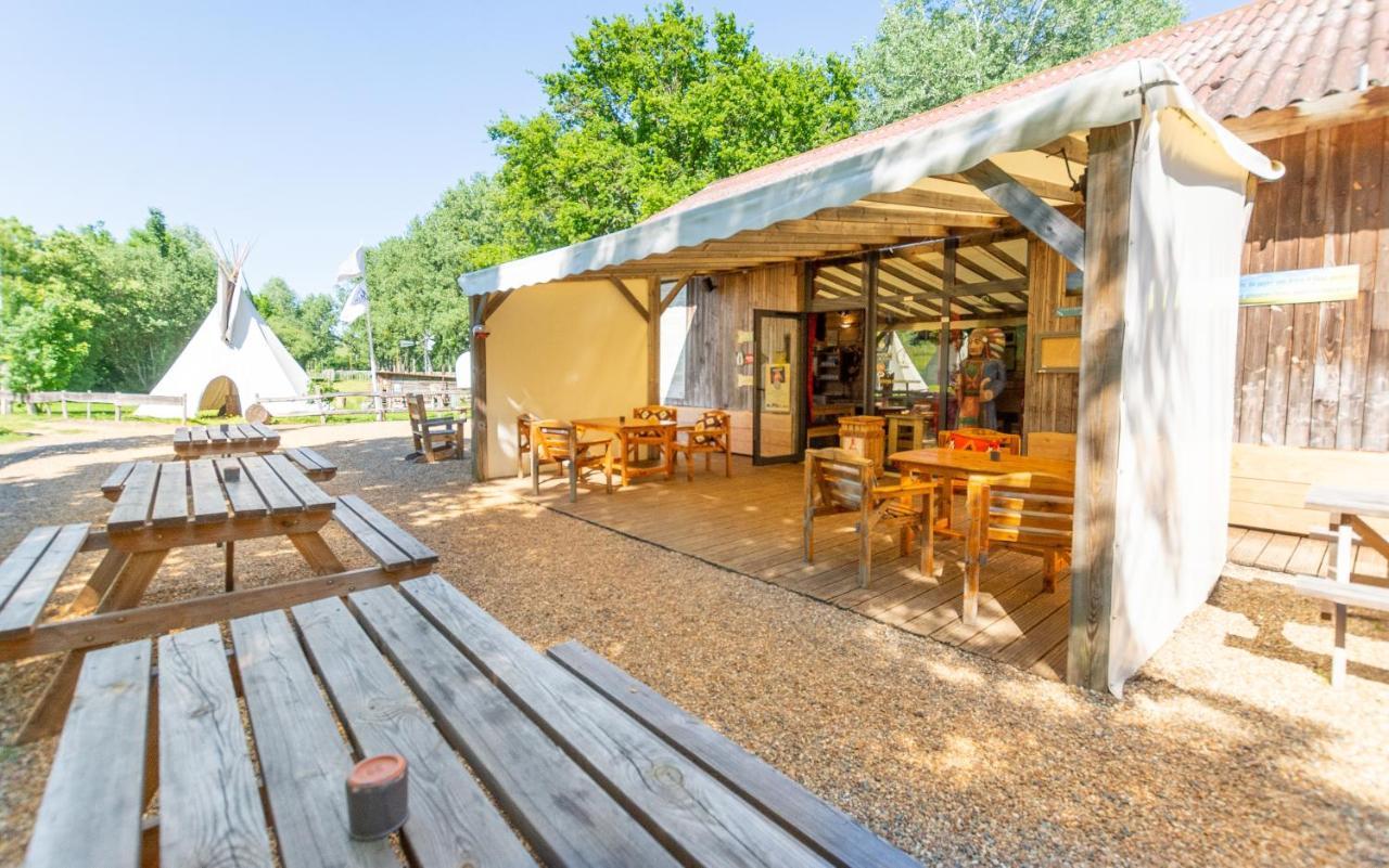 Les Tipis Du Bonheur De Vivre Hotel Brûlon Kültér fotó