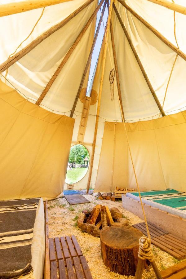 Les Tipis Du Bonheur De Vivre Hotel Brûlon Kültér fotó