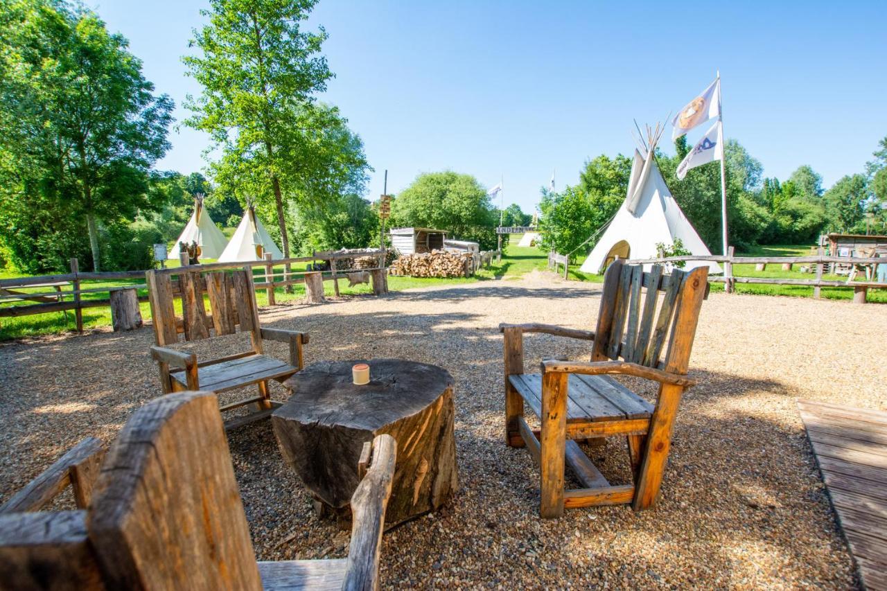 Les Tipis Du Bonheur De Vivre Hotel Brûlon Kültér fotó