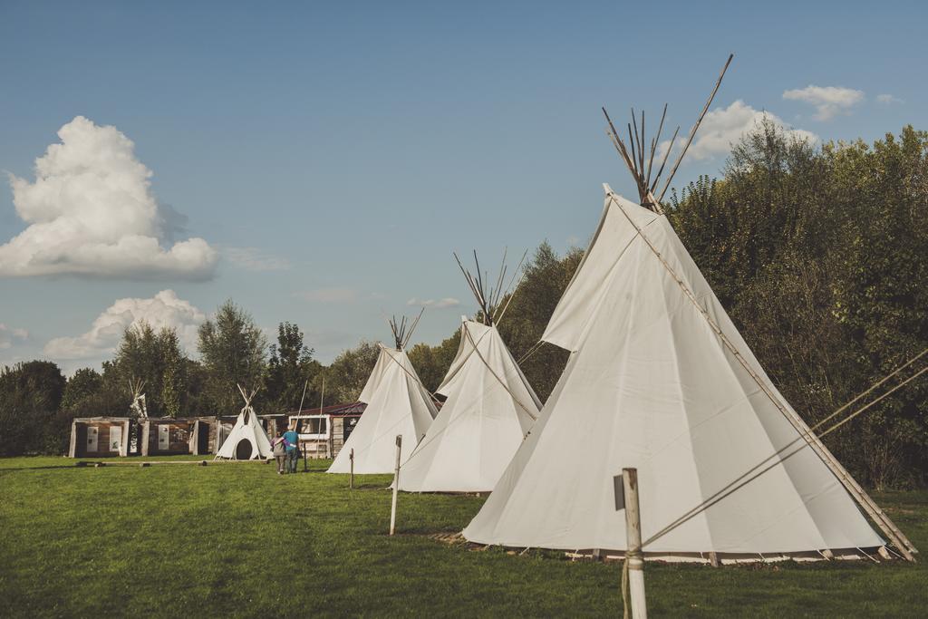 Les Tipis Du Bonheur De Vivre Hotel Brûlon Kültér fotó