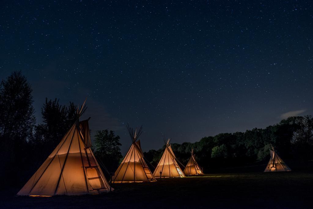 Les Tipis Du Bonheur De Vivre Hotel Brûlon Kültér fotó