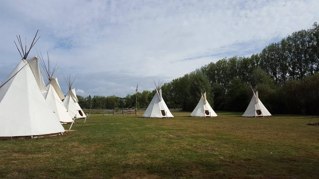 Les Tipis Du Bonheur De Vivre Hotel Brûlon Kültér fotó