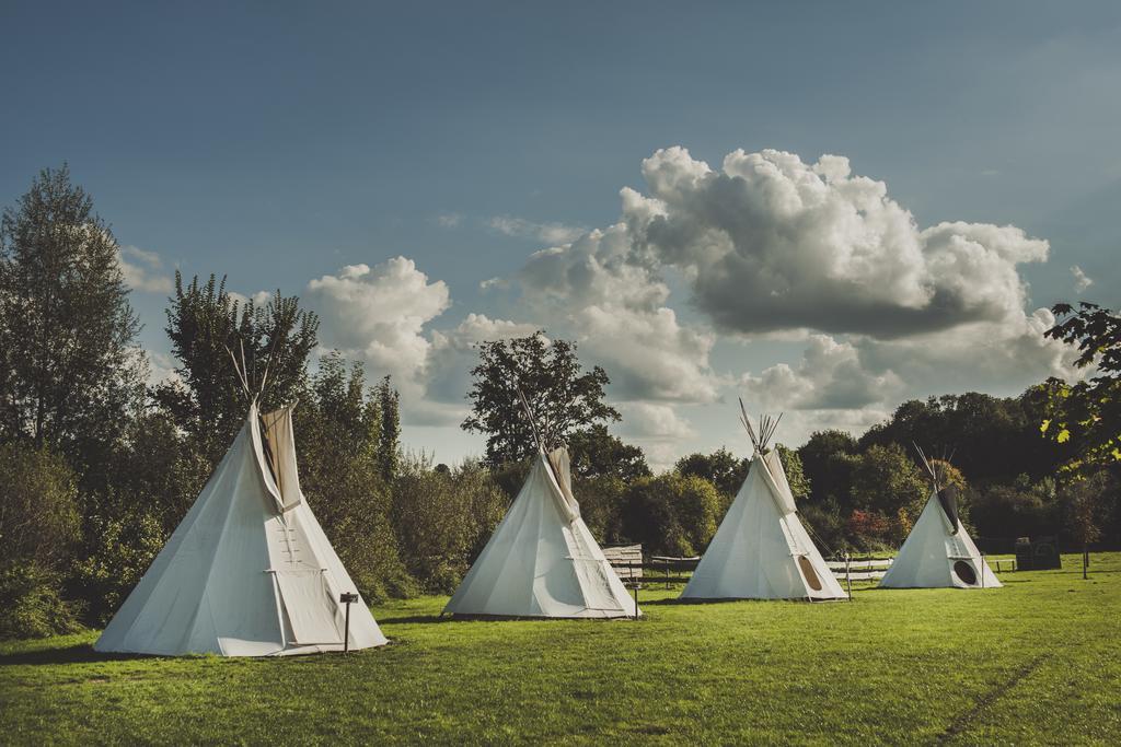 Les Tipis Du Bonheur De Vivre Hotel Brûlon Kültér fotó