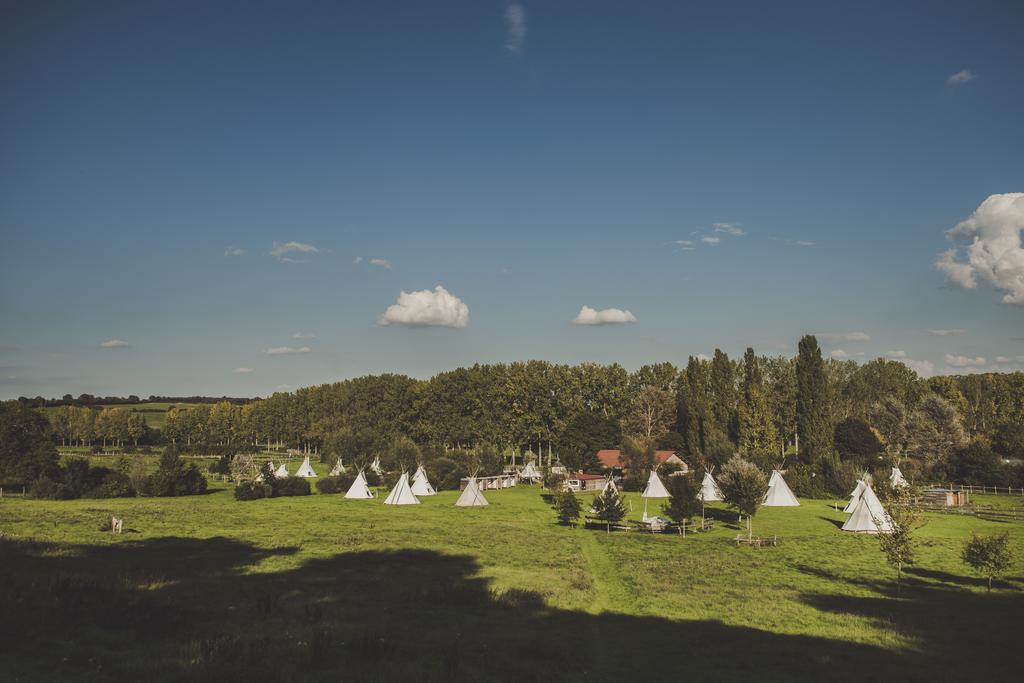 Les Tipis Du Bonheur De Vivre Hotel Brûlon Kültér fotó