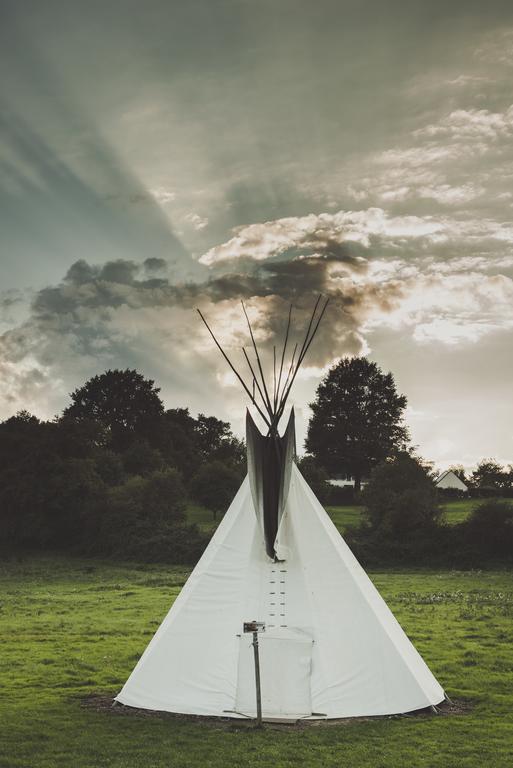Les Tipis Du Bonheur De Vivre Hotel Brûlon Kültér fotó