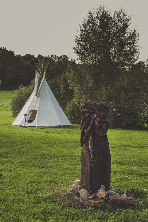 Les Tipis Du Bonheur De Vivre Hotel Brûlon Kültér fotó