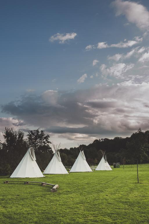 Les Tipis Du Bonheur De Vivre Hotel Brûlon Kültér fotó