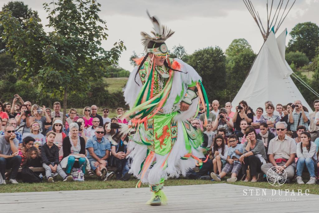 Les Tipis Du Bonheur De Vivre Hotel Brûlon Kültér fotó