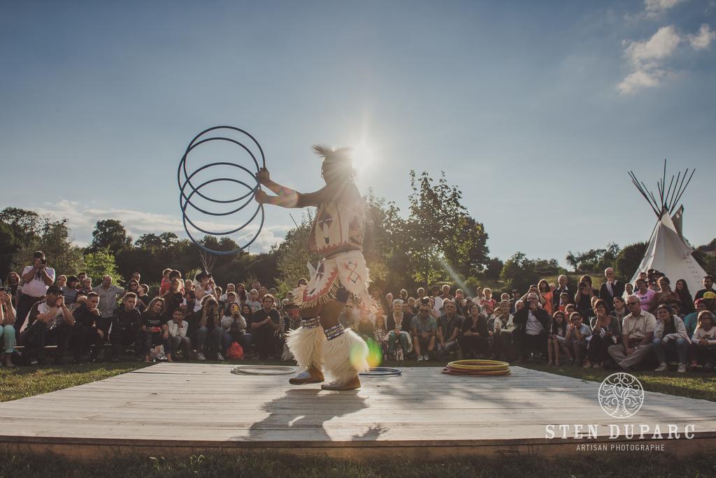 Les Tipis Du Bonheur De Vivre Hotel Brûlon Kültér fotó