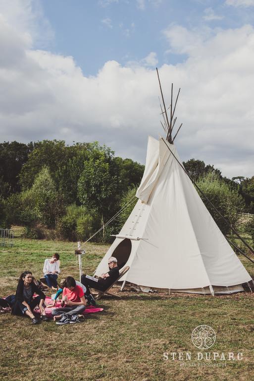 Les Tipis Du Bonheur De Vivre Hotel Brûlon Kültér fotó