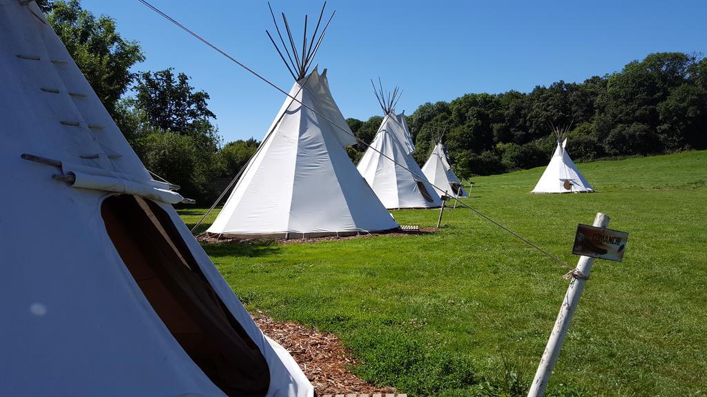 Les Tipis Du Bonheur De Vivre Hotel Brûlon Kültér fotó
