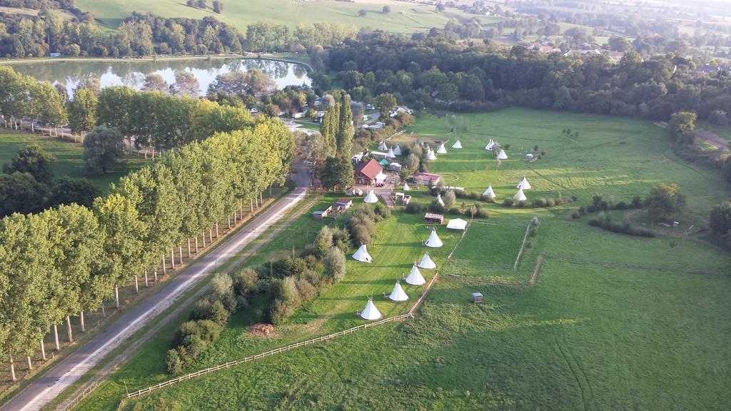 Les Tipis Du Bonheur De Vivre Hotel Brûlon Kültér fotó