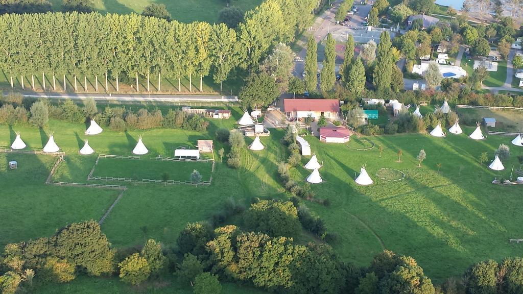 Les Tipis Du Bonheur De Vivre Hotel Brûlon Kültér fotó