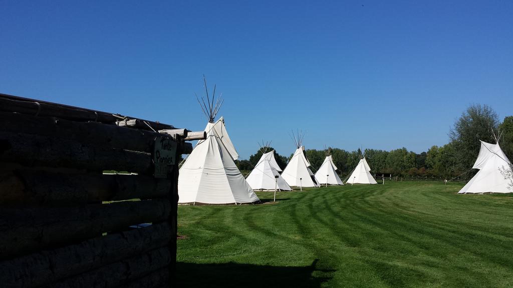 Les Tipis Du Bonheur De Vivre Hotel Brûlon Kültér fotó