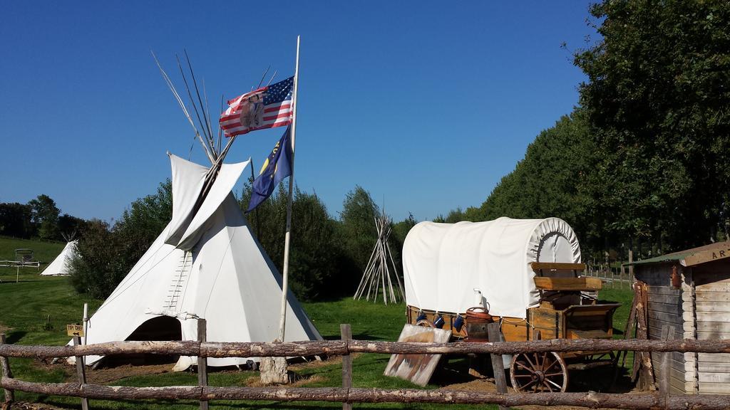 Les Tipis Du Bonheur De Vivre Hotel Brûlon Kültér fotó