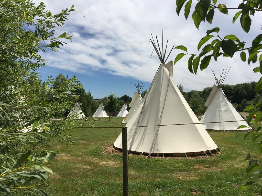 Les Tipis Du Bonheur De Vivre Hotel Brûlon Kültér fotó